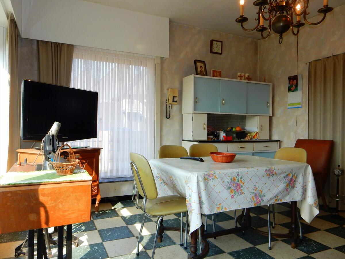 Op te knappen vrijstaande woning 