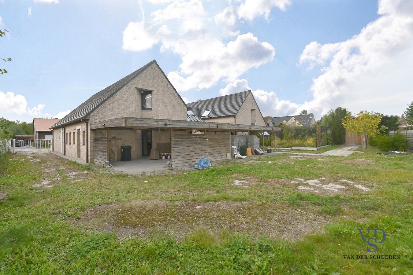 Ruim handelspand met penthouse in villastijl 