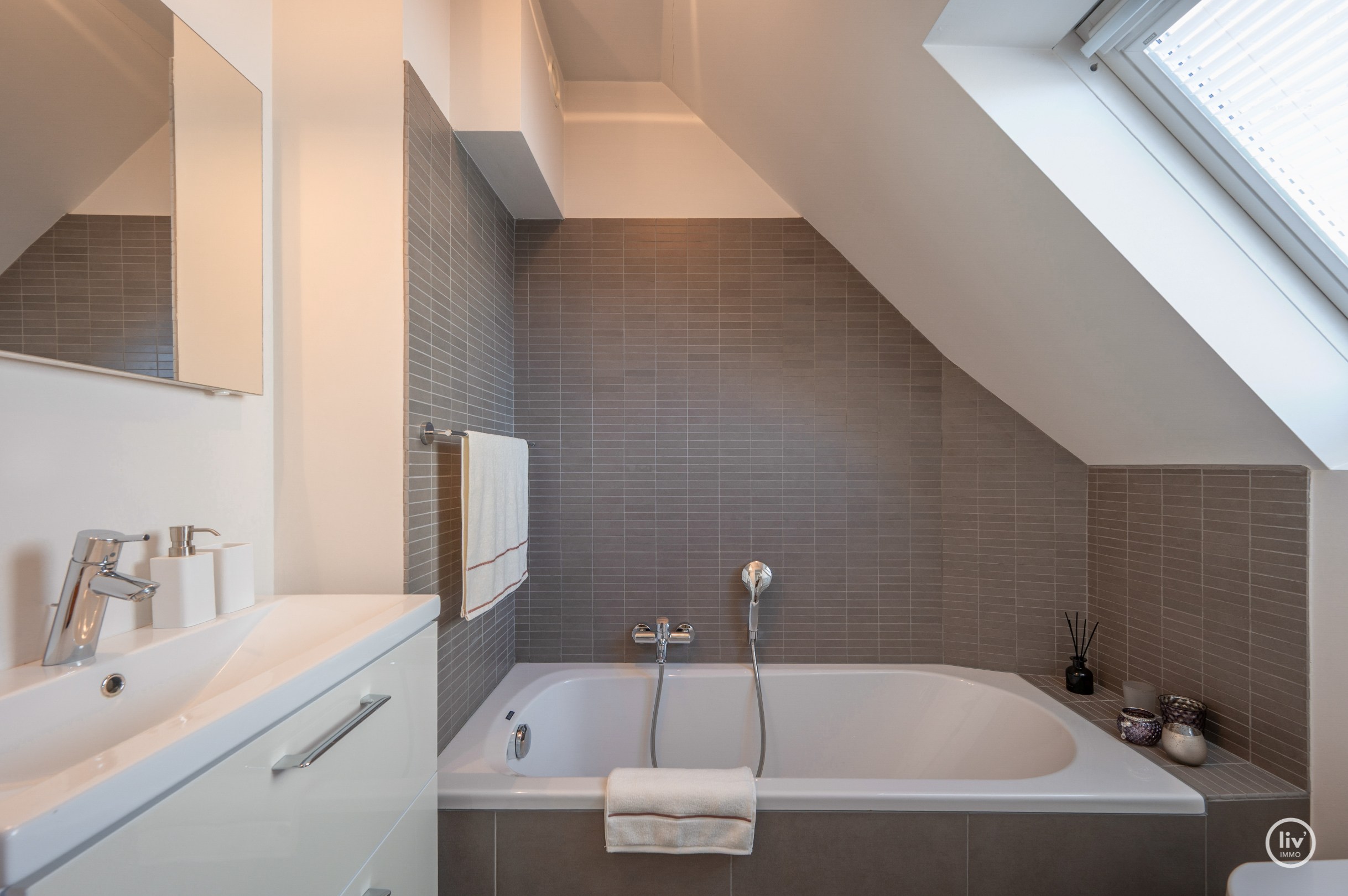 Appartement en duplex ensoleillé et spacieux avec terrasse orientée plein sud situé dans la Zoutelaan à Knokke. 