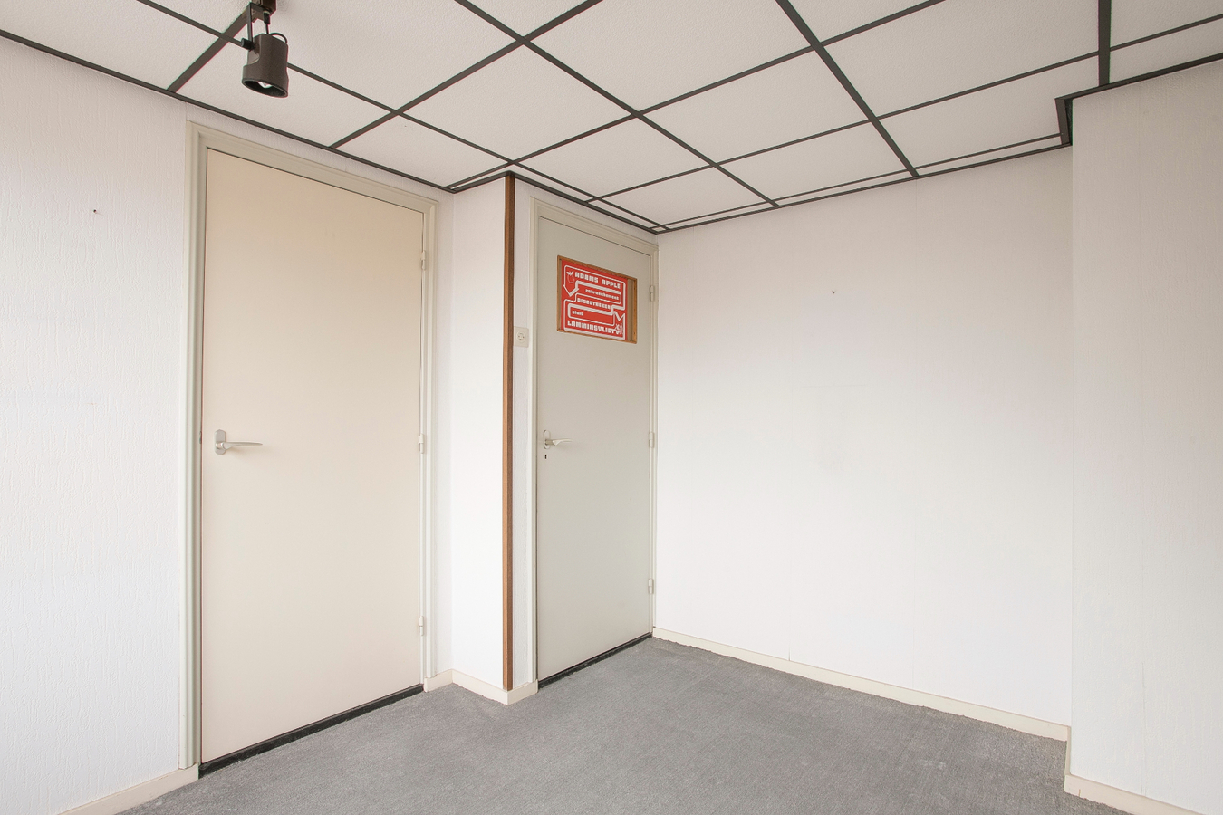 Vrijstaande eengezinswoning met garage en carport. 