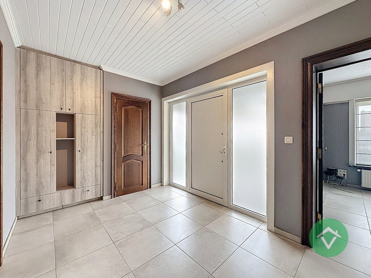 Statige bungalow op 1.811m² met landelijk zicht, drie slaapkamers en twee garages te Ichtegem 