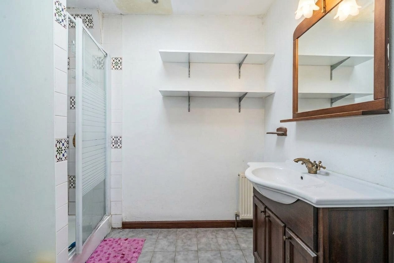 Te renoveren rijwoning met 2 slaapkamers in het centrum van Zomergem 