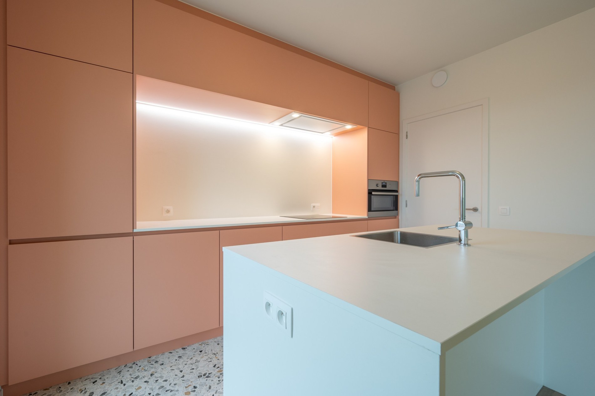 Volledig instapklaar nieuwbouw-appartement voorzien van een gevelbreedte van 10m: Opendeurdag  Zondag 4/01 (14u tot 17u). 