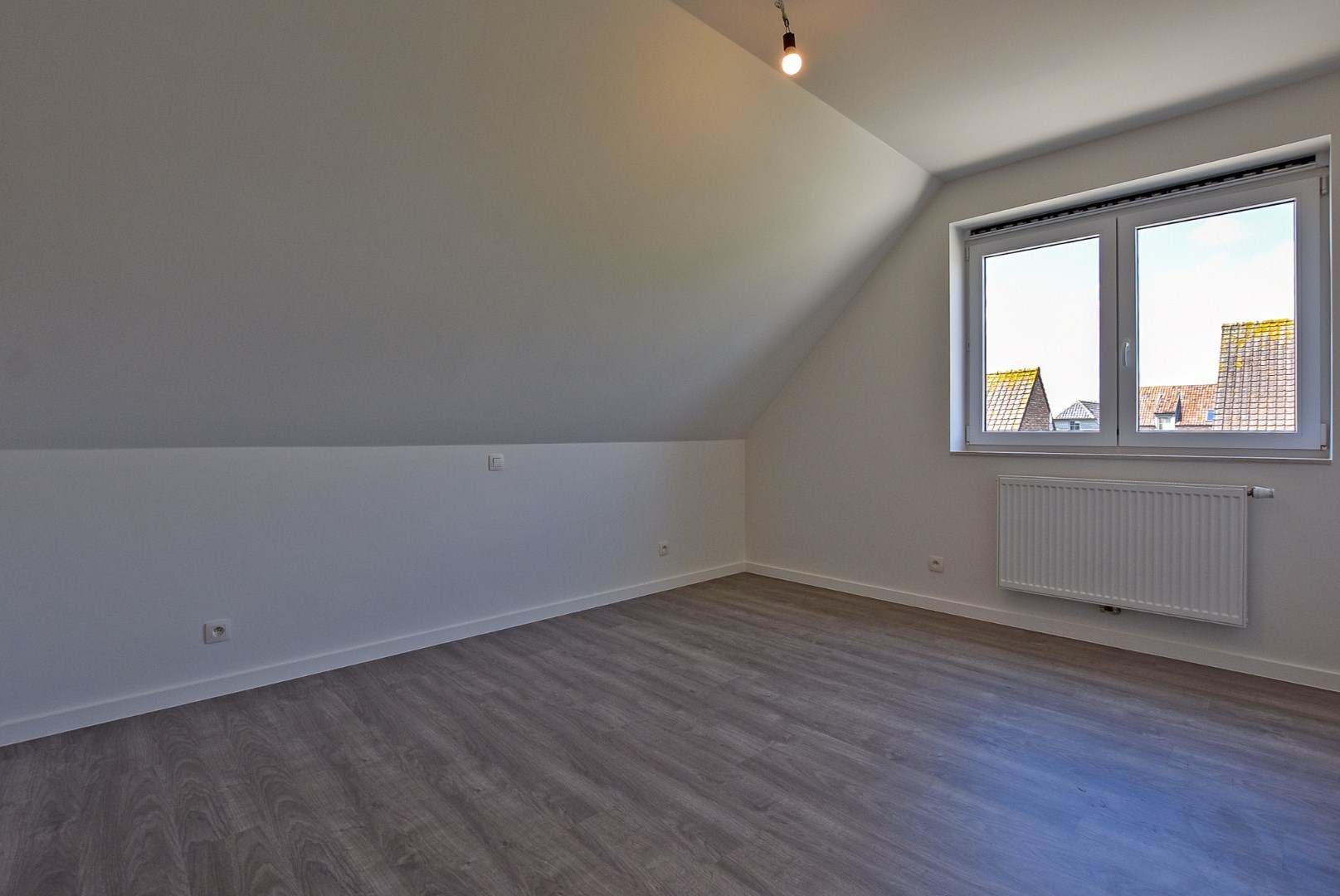Ruime energiezuinige recente halfopen bebouwing  (2024) met inpandige garage op 258m² gelegen te Houthulst. 