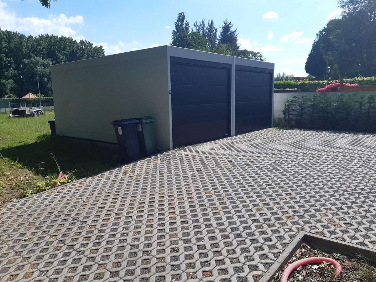 BEN-appartement met terras en tuintje. 