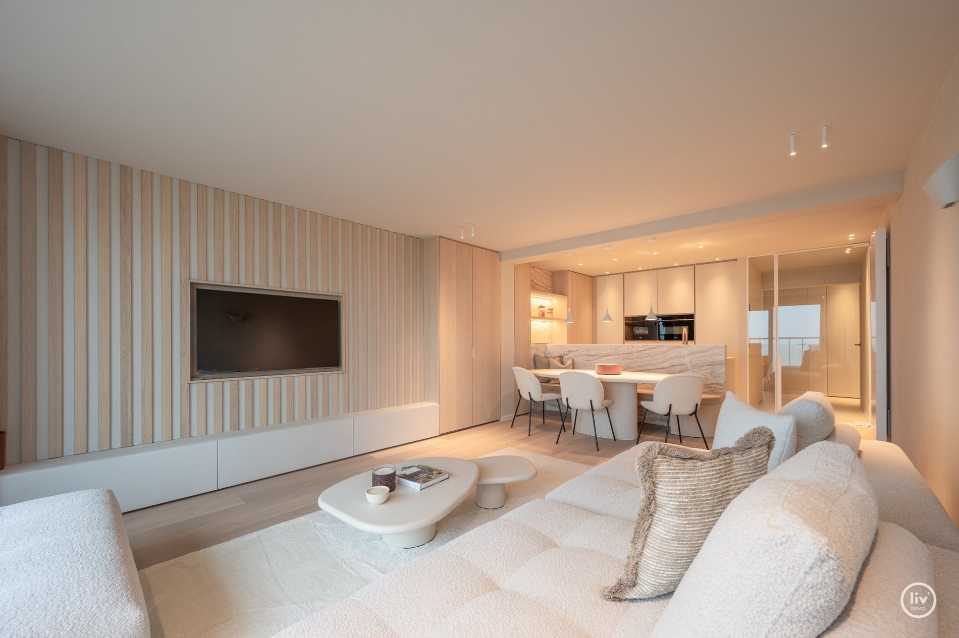 Appartement magnifiquement rénové avec vue frontale sur la mer situé sur la place de la tour de lumière à Knokke. 