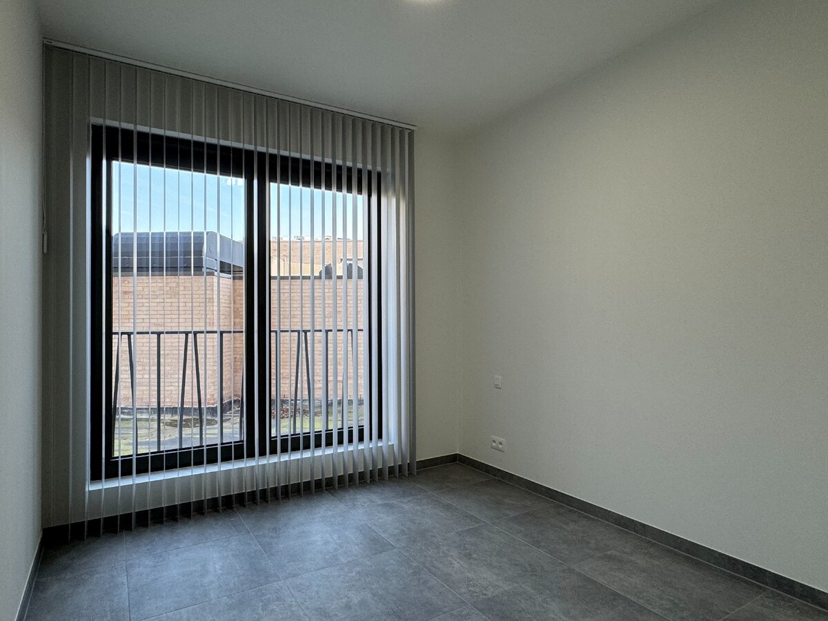 VOLLEDIG AFGEWERKT NIEUWBOUWAPPARTEMENT MET 2 SLAAPKAMERS, TERRAS, ONDERGRONDSE AUTOSTANDPLAATS EN KELDERBERGING IN RESIDENTIE "DE KWINT" TE ZONHOVEN 