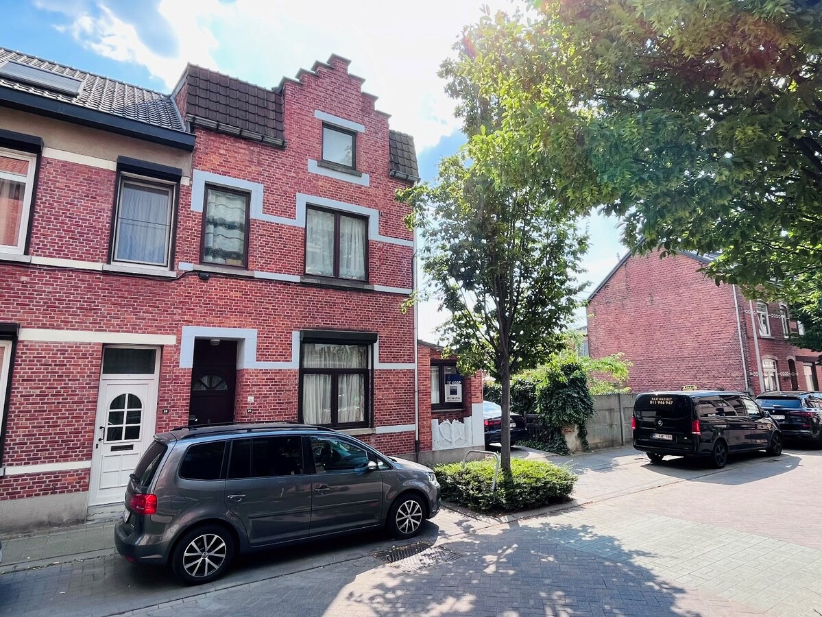 "Ruime en goed onderhouden stadswoning met tuin en 3 slaapkamers in Hasselt - Energielabel D en 2 parkeerplaatsen op perceel van 224 m²" 