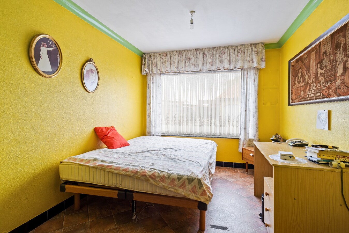 Halfopen woning met drie ruime slaapkamers en garage. 