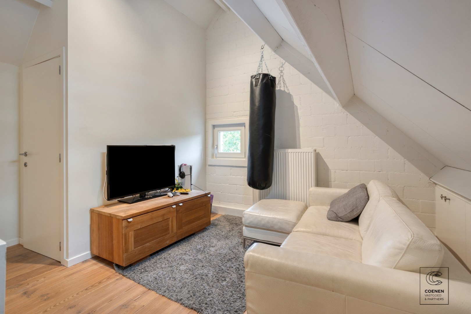 Prachtige woning met een bew. opp. van 302 m², 6 slpk, 3 bk en prachtige tuin met zwembad 