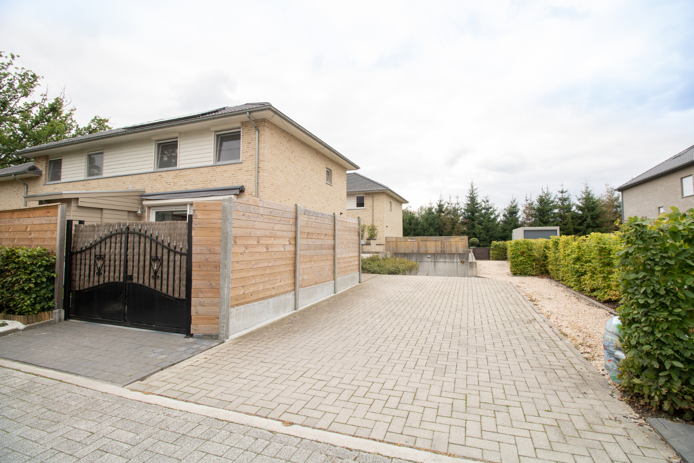 RECENTE WONING MET 2 SLAAPKAMERS EN GARAGE TE WETTEREN 
