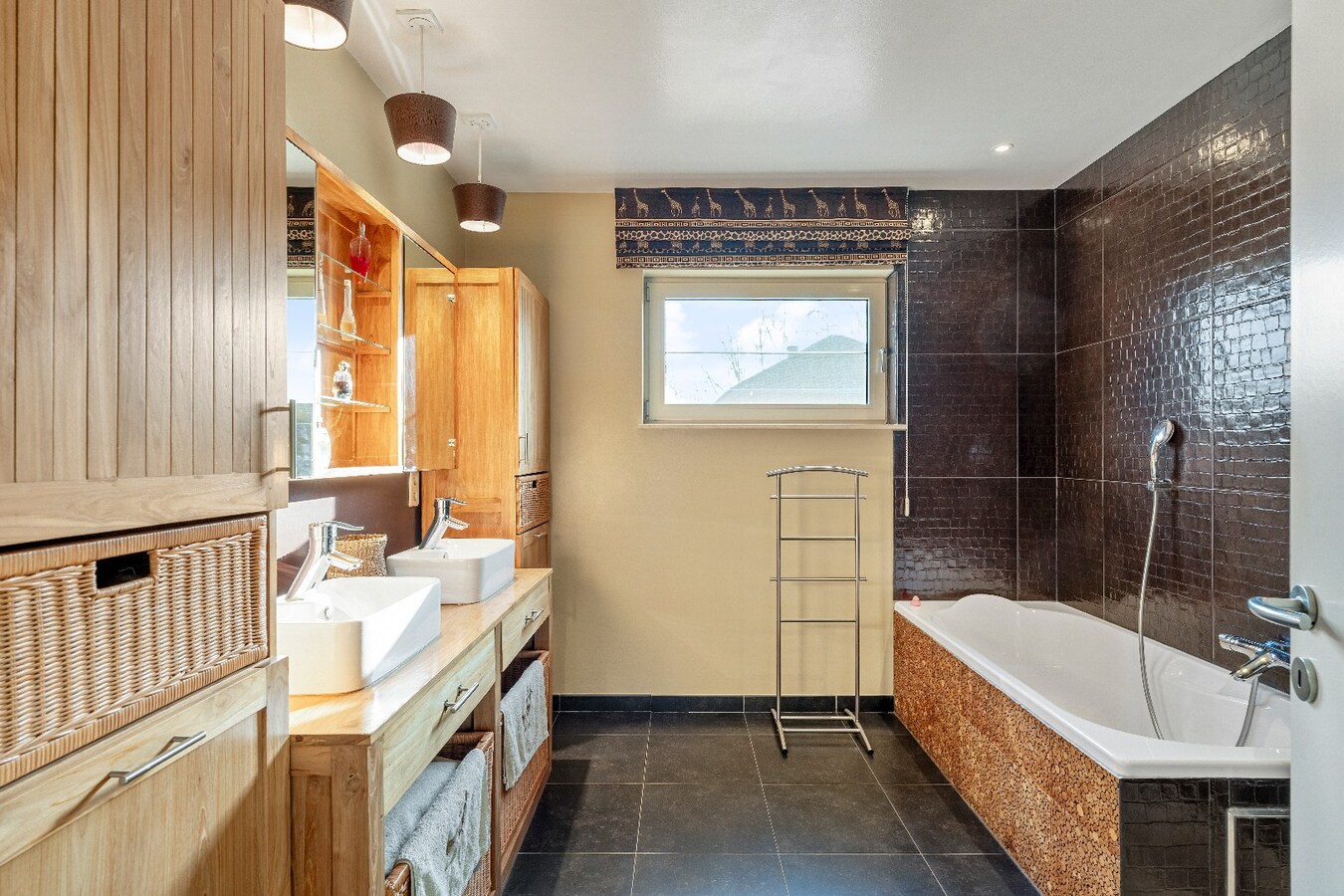 Duurzame, veelzijdige woning met karakter, energiezuinig comfort én prachtige tuin, op toplocatie. 