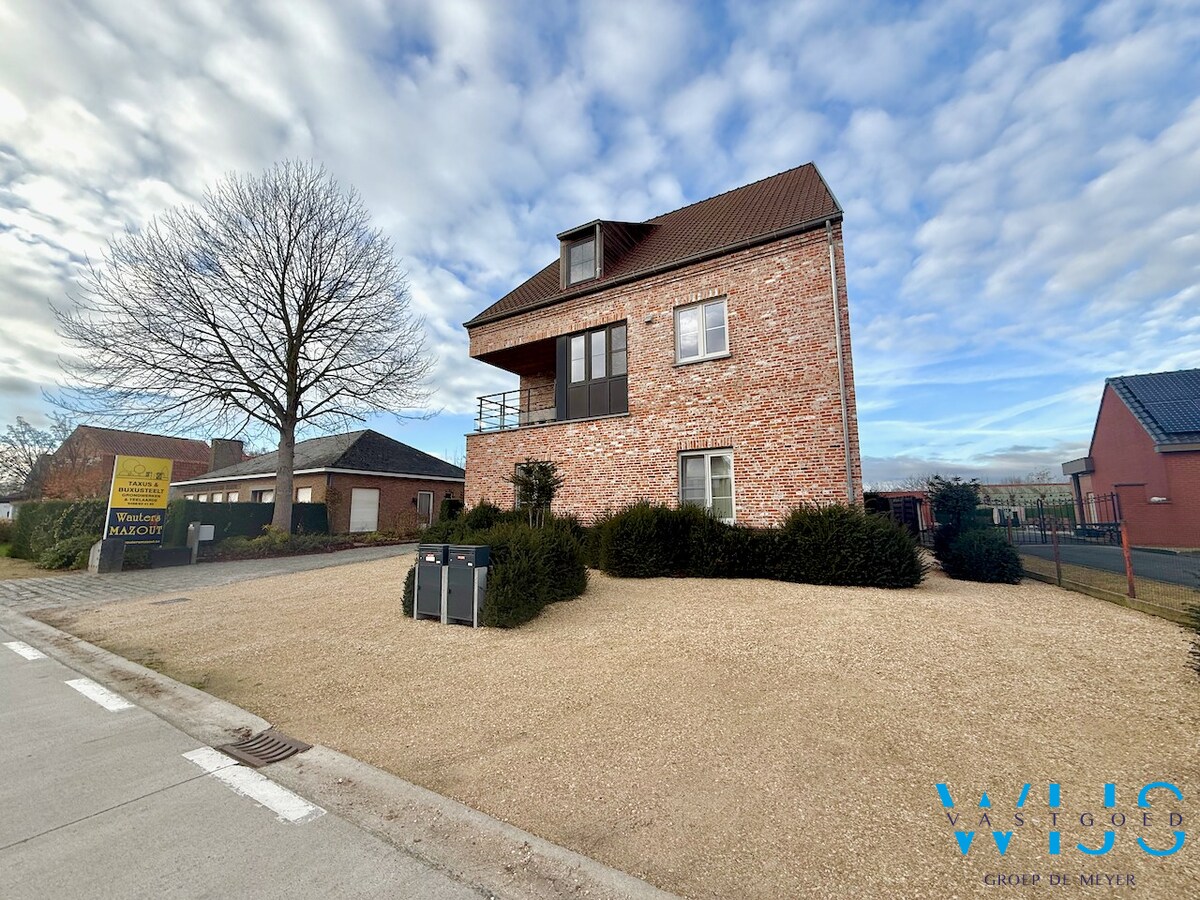 Gelijkvloers appartement met tuin en garage te OOSTEEKLO ! 