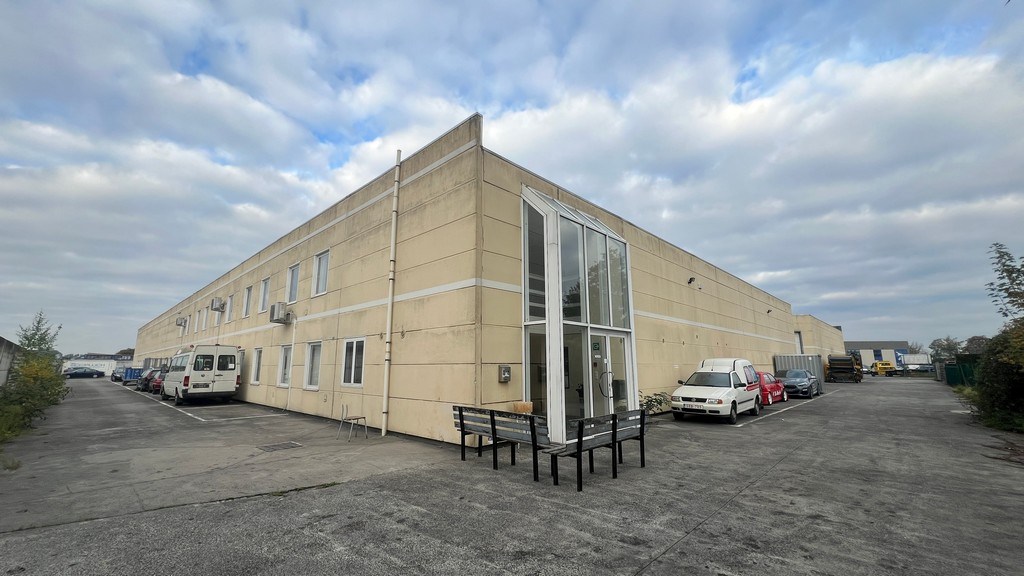 Magazijn met kantoren te huur in Industriepark Drongen