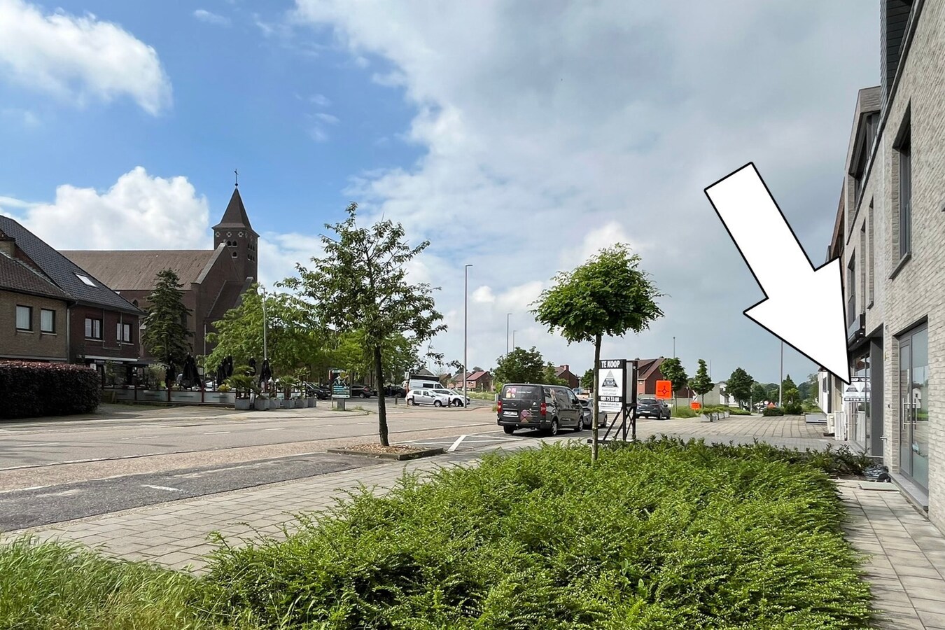 Uitstekend gelegen kantoor-/praktijkruimte van 130 m² + kelder en garage 