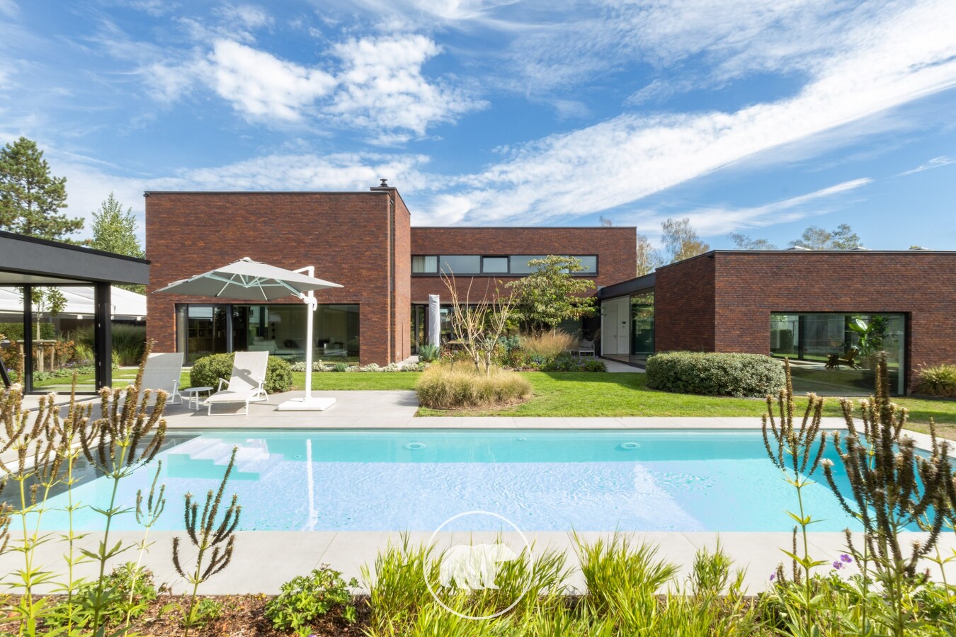 Buitengewone design villa op unieke ligging te Lochristi 