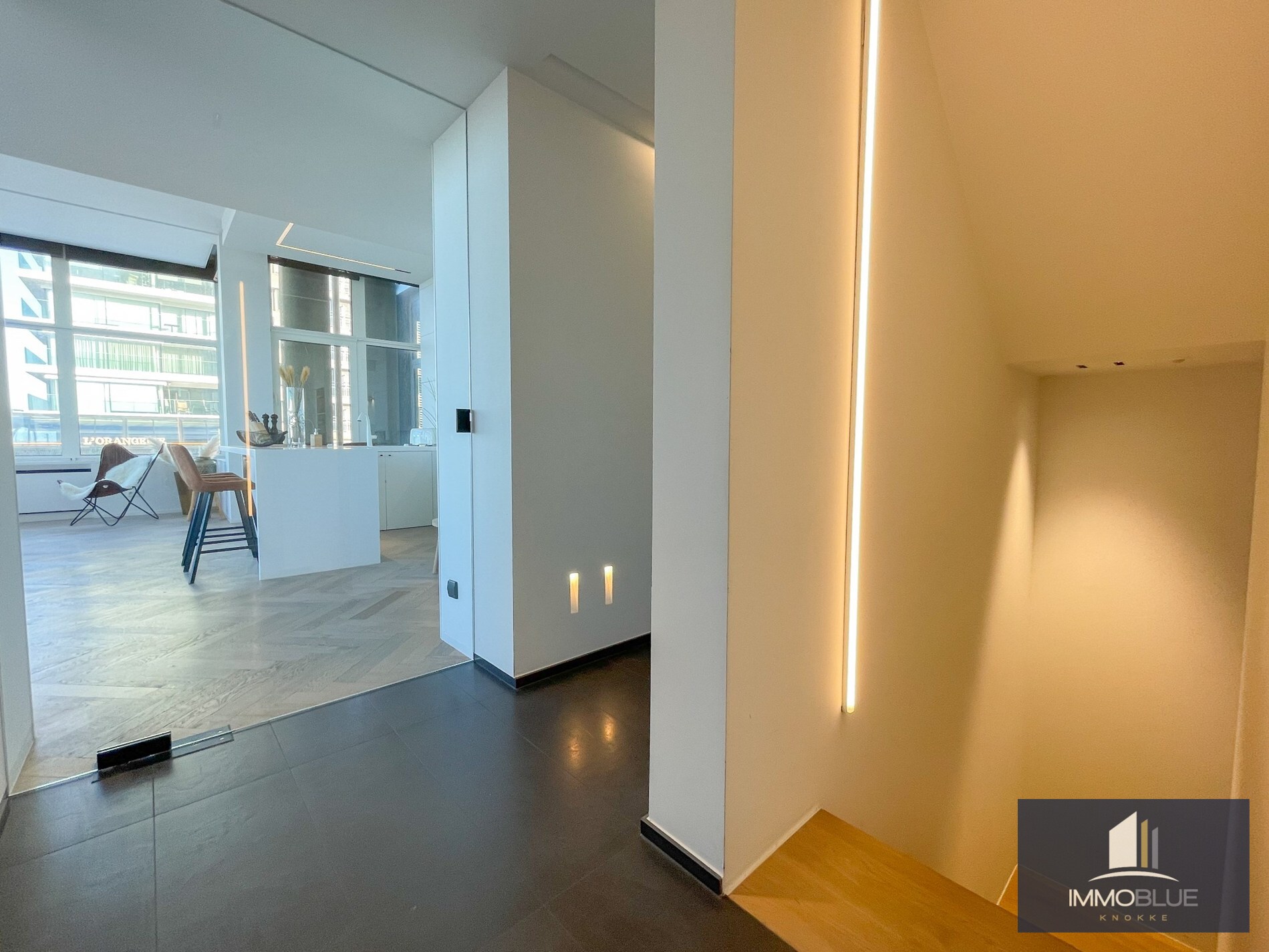 Uitzonderlijk, luxueus afgewerkt hoekappartement met frontaal zeezicht. 