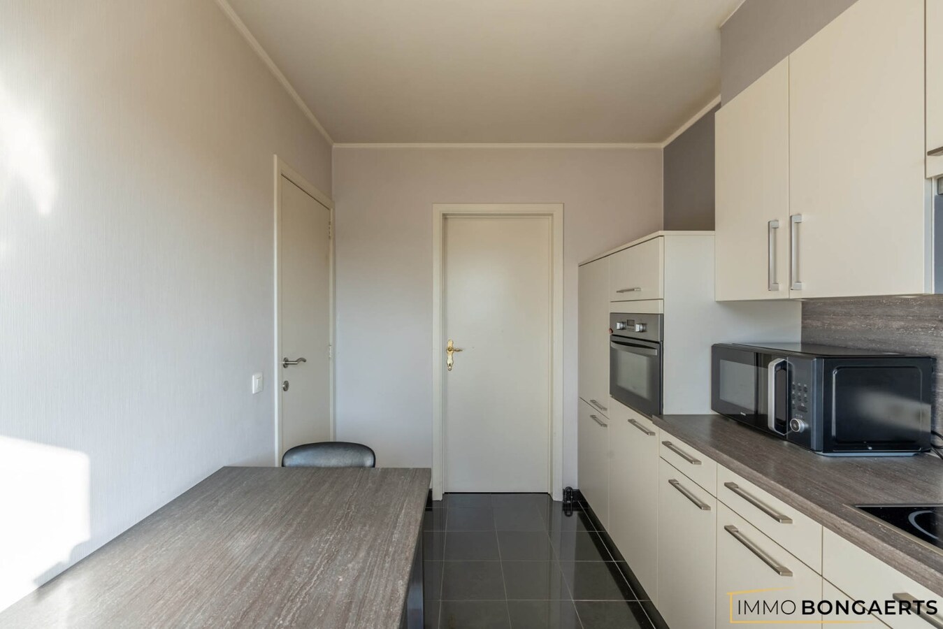 Ruim appartement met terras, garage en 2 slaapkamers. 