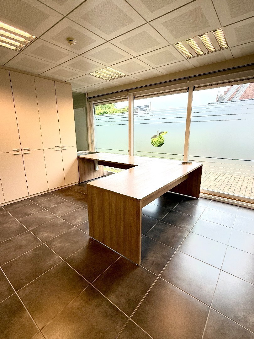 Modern handelpand/kantoor in centrum Oostakker (Gent) 