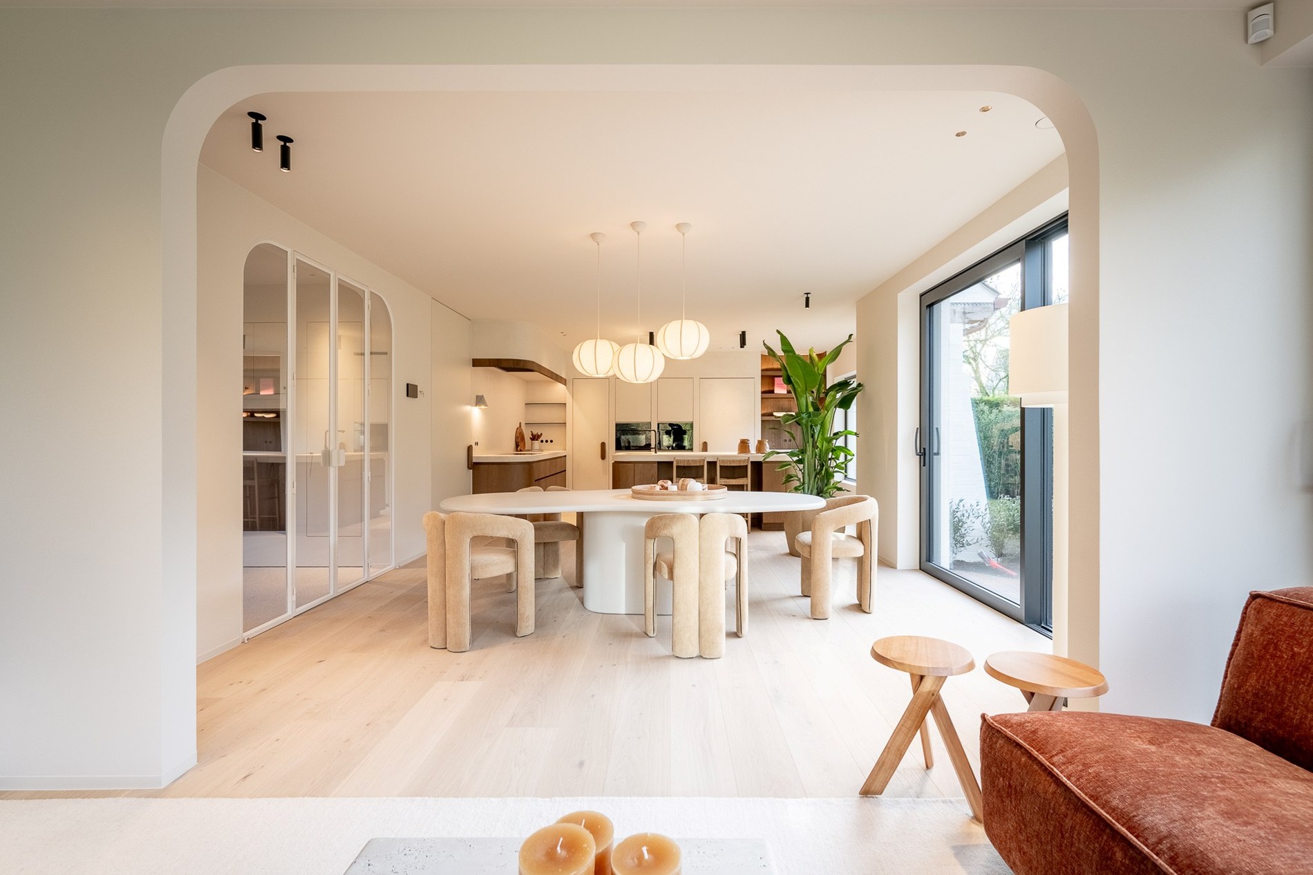 Luxueus gerenoveerde koppelvilla met zwembad in de Noordzeelaan te Knokke. 