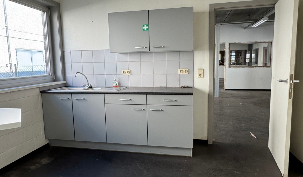 Commercieel gelegen showroom met magazijn te huur in Wetteren