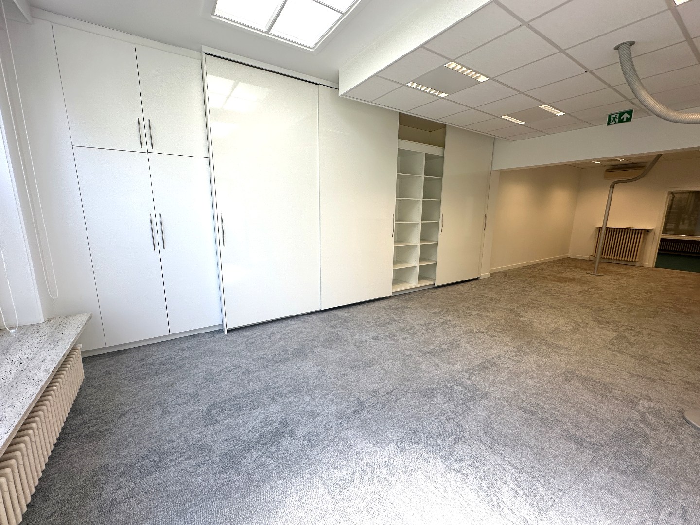 Instapklare kantoorruimte (+/- 100 m²) met 2 parkeerplaatsen, Torhout centrum 