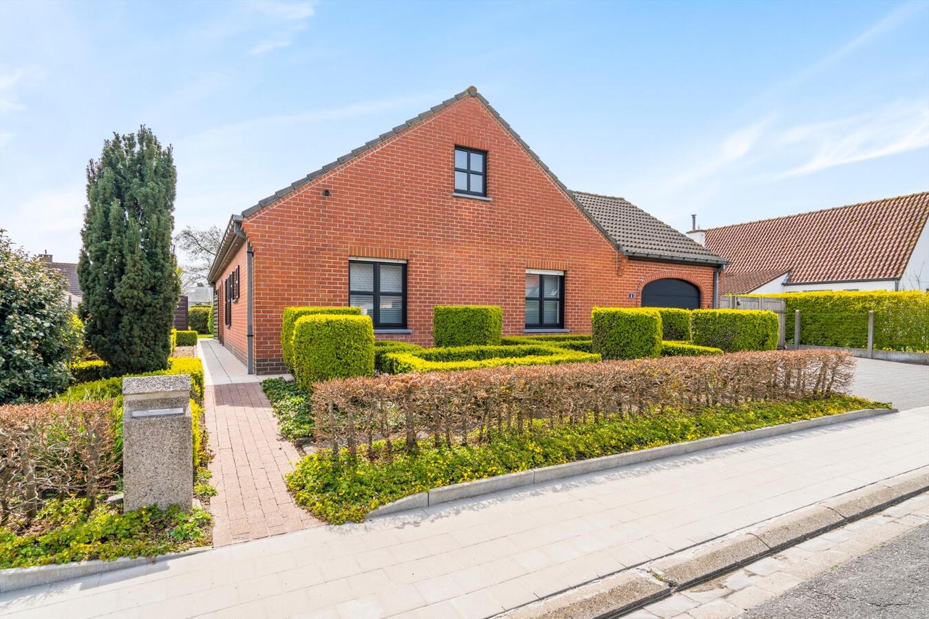 Rustig gelegen instapklare woning met 4 slaapkamers op 690 m² te Koekelare 