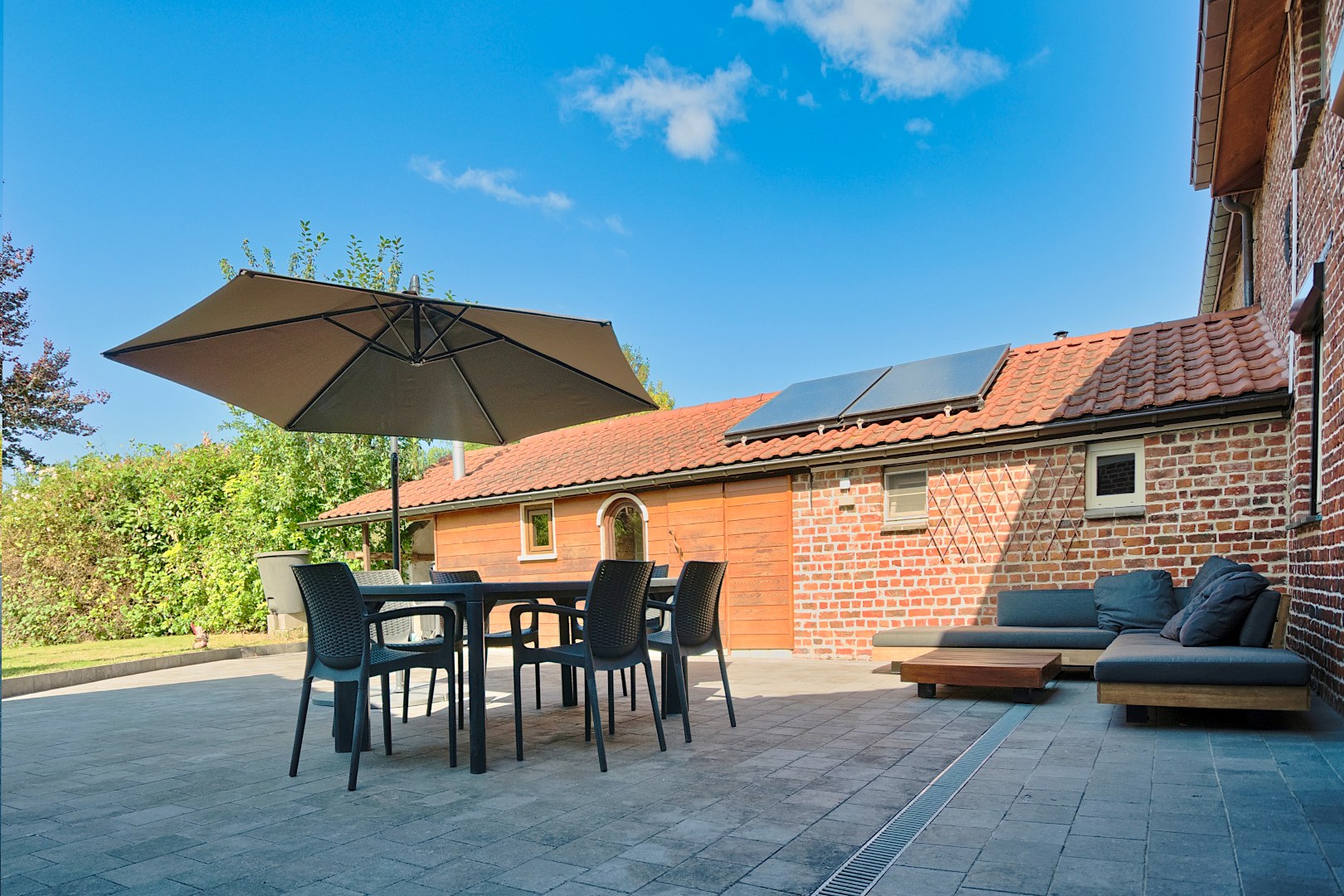 RUSTIG GELEGEN CHARMEHOEVE MET 3 SLAAPKAMERS, GARAGE EN TUIN 