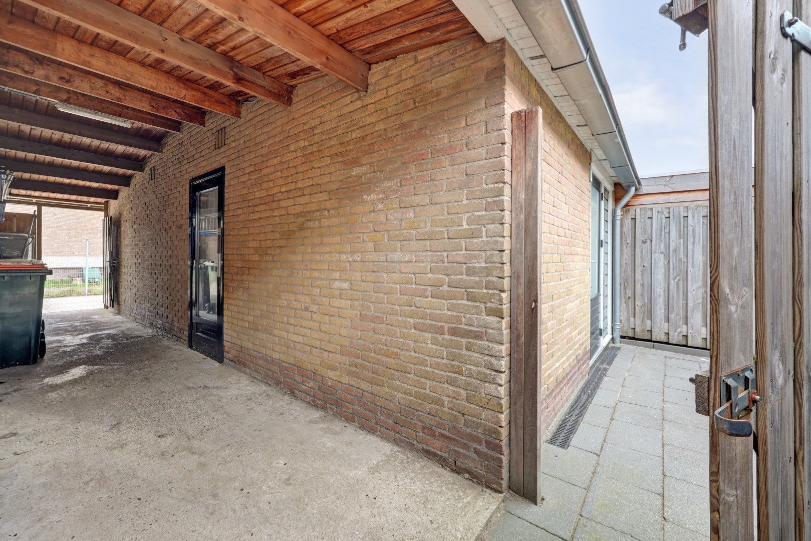 Lichte 4-kamer tussenwoning met eigen garage, 3 slaapkamers, onderhoudsvriendelijke tuin met berging en gelegen op eigen grond! 
