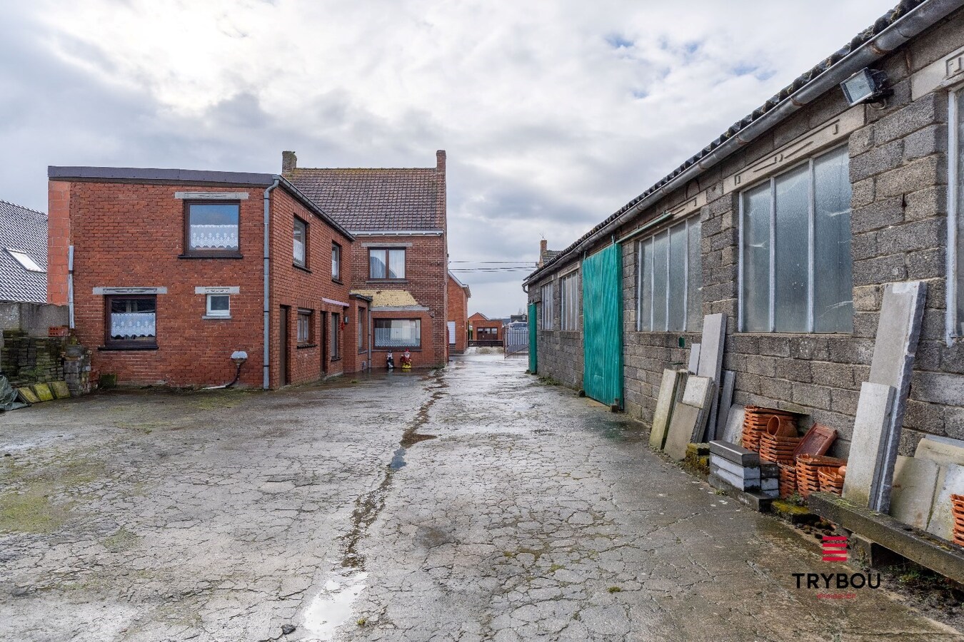 Ruime woning met loods en 4 garages – tal van mogelijkheden! 