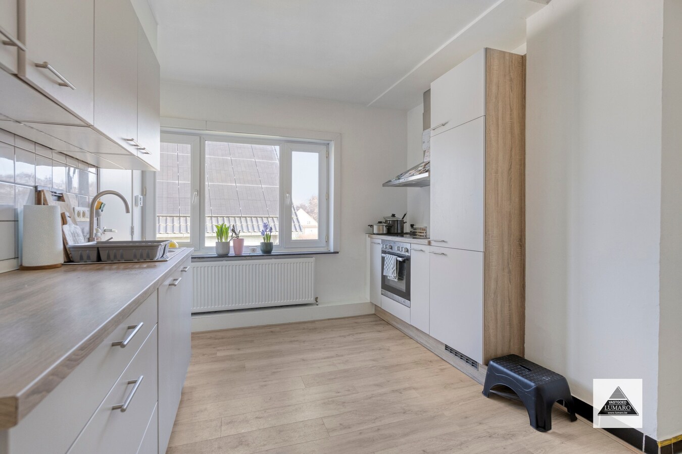 Vernieuwd duplex app. met 3 slaapkamers, terras, parking 