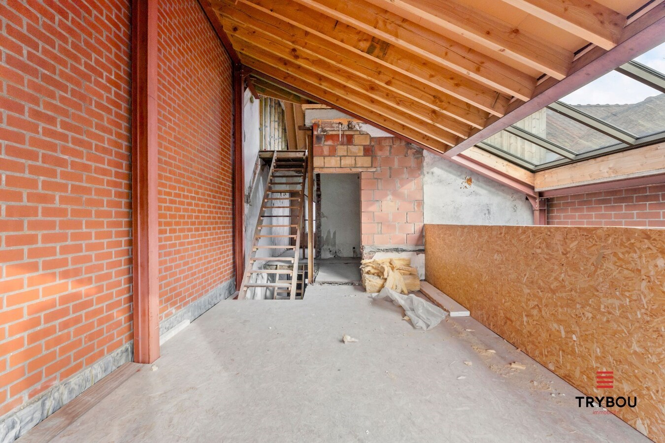 Uiterst ruime woning met garage in het centrum van Kortemark 