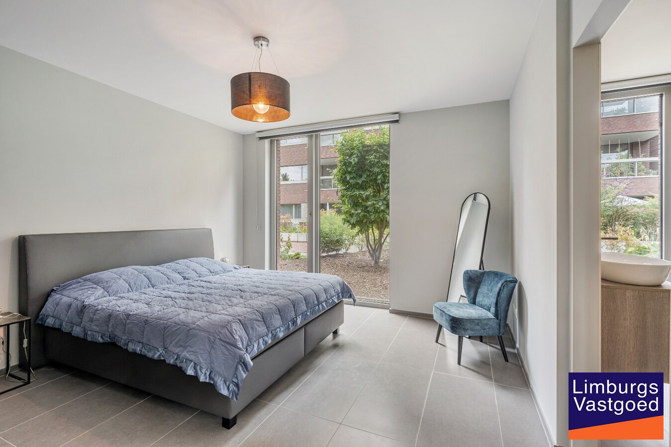 Exclusief gelijkvloers appartement met ruime terrassen, 2 slpk, extra brede autostaanplaats, centrum Genk 
