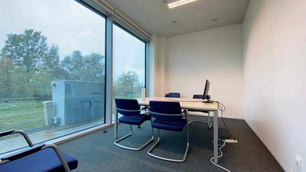 Instapklaar kantoorgelijkvloers te huur in Blue Towers in Gent