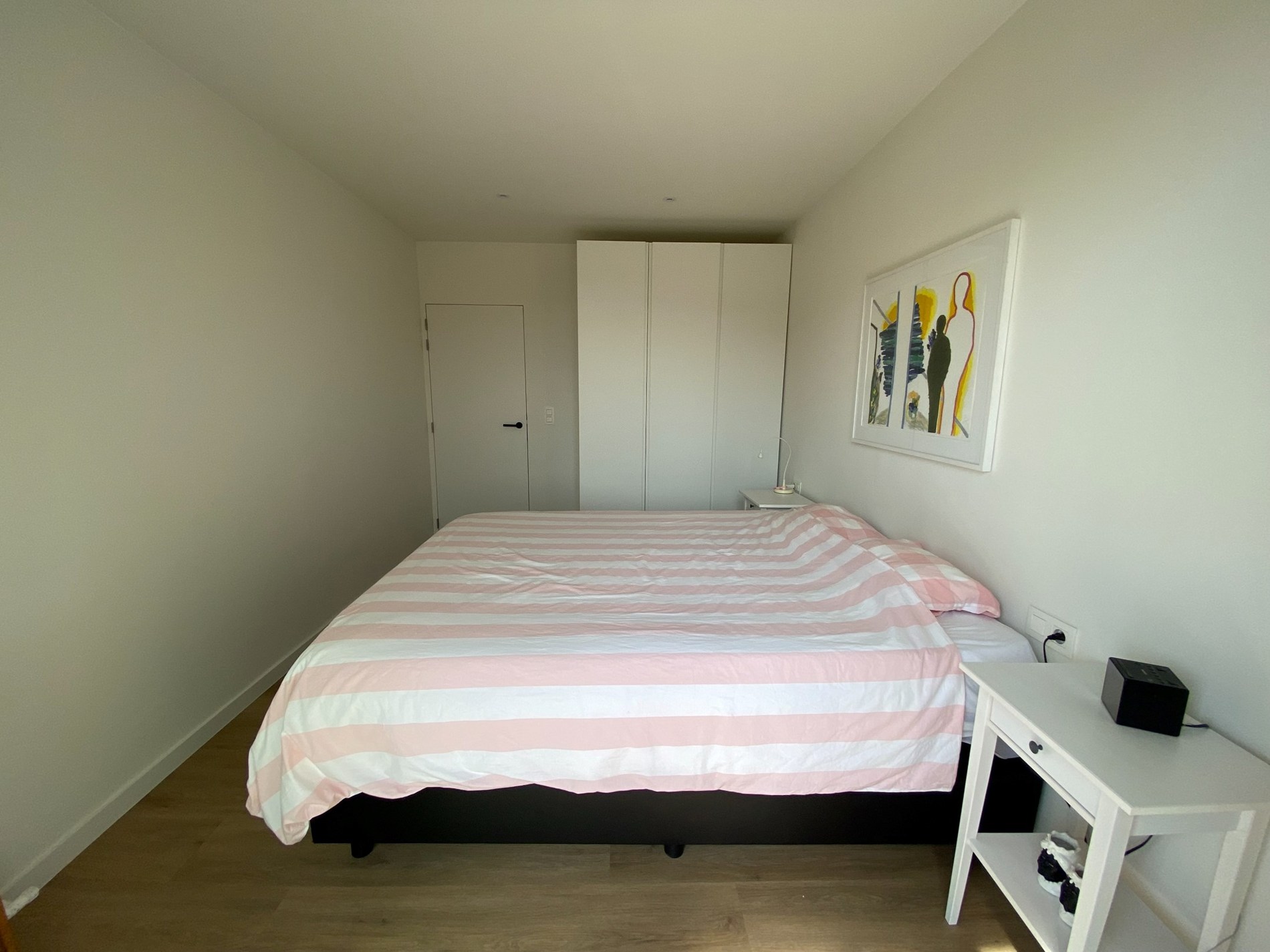 GEMEUBELD - Modern ingericht appartement met 2 volwaardige slaapkamers gelegen in de Lippenslaan. 