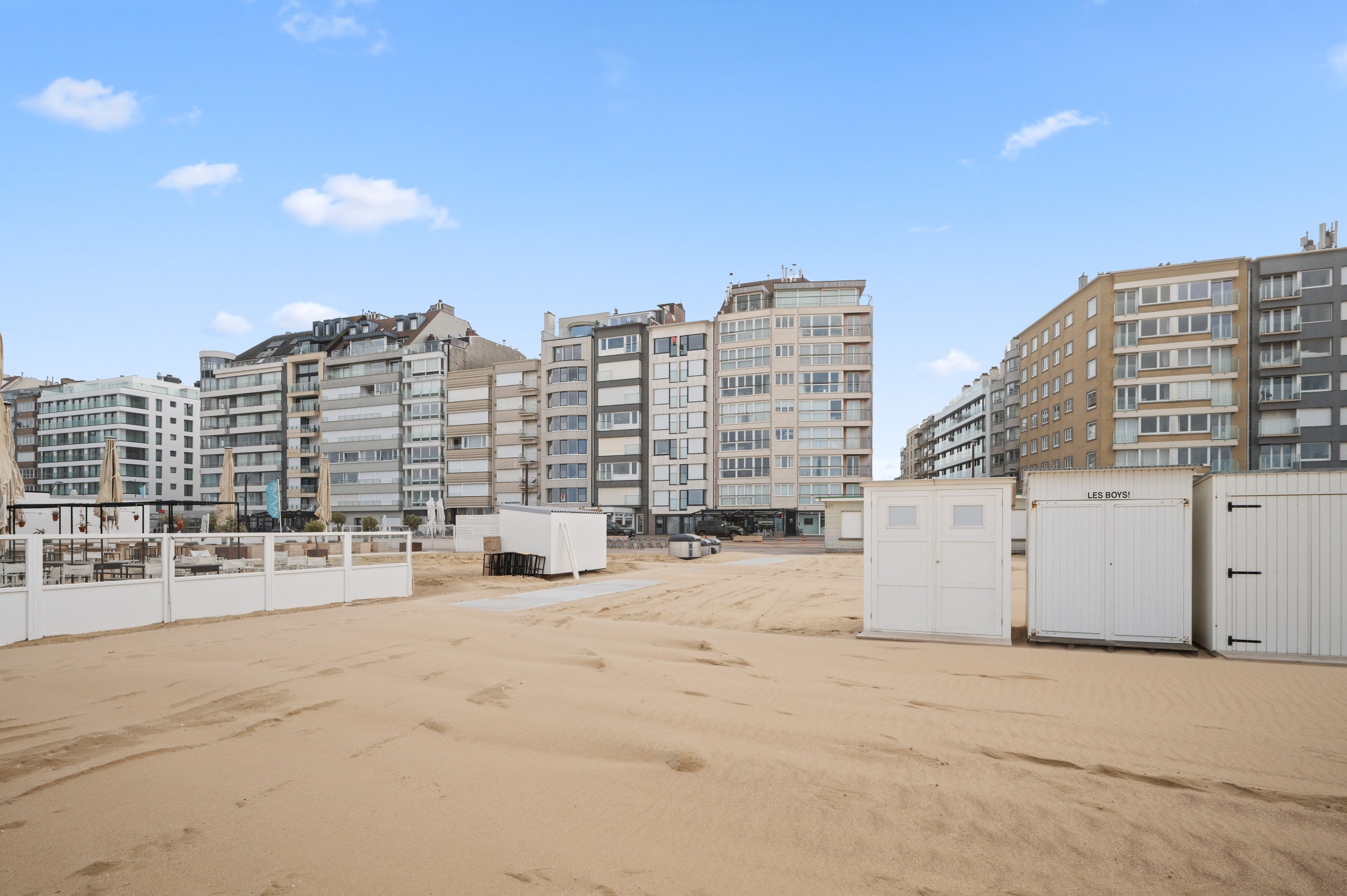 Appartement de vacances confortable et magnifiquement rénové avec vue frontale sur la mer, situé près de la place Rubens. 