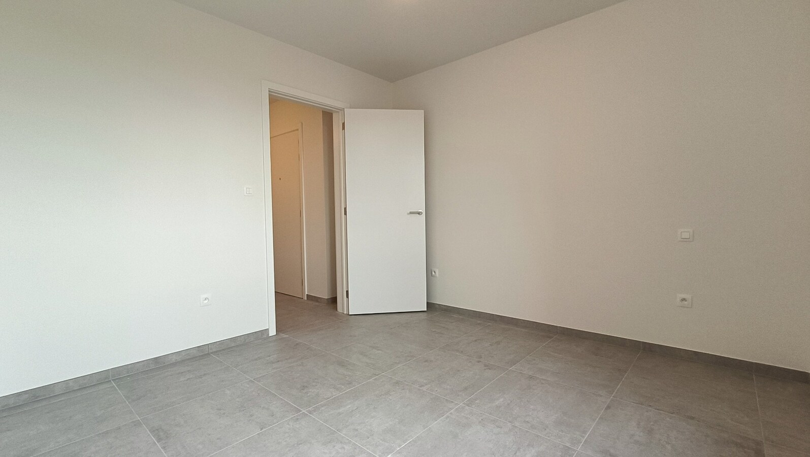 Nieuwbouwappartement met tuin en terras 