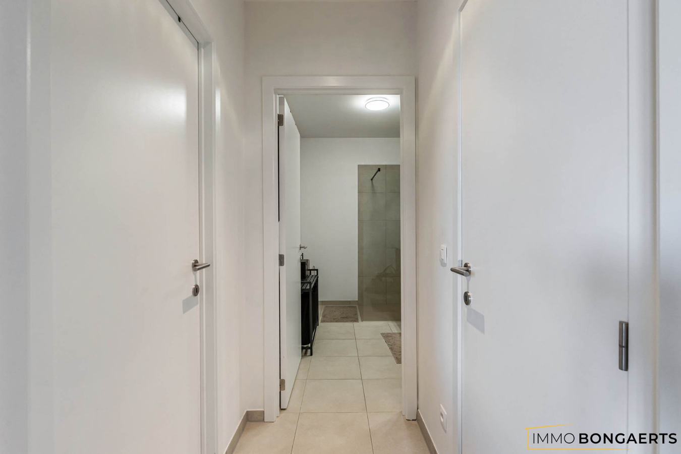 Recent modern appartement met kelder en parkeergarage 