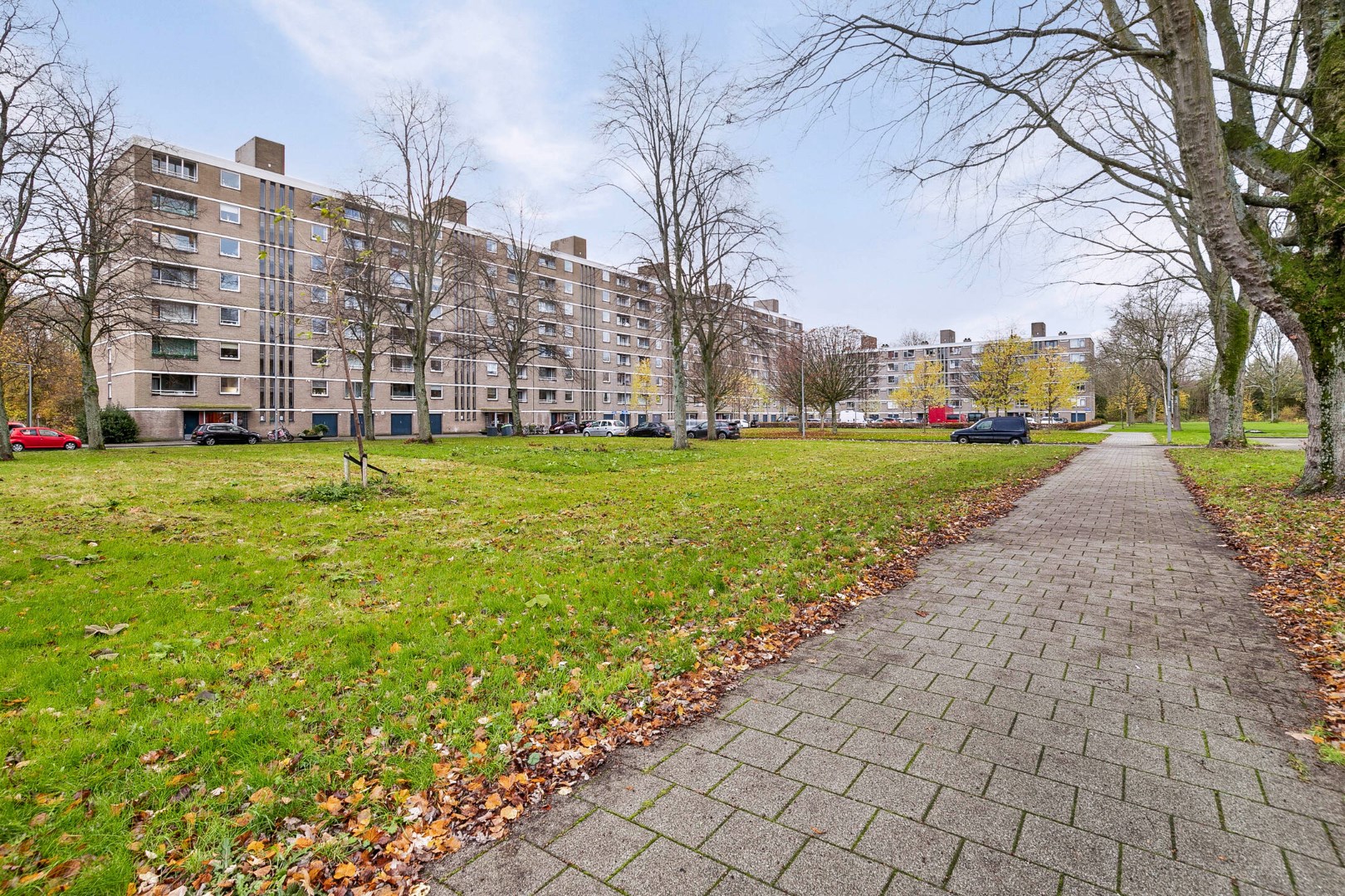 Instapklaar 3 kamer appartement op de 1e verdieping met keurige keuken en badkamer, balkon op het zuidoosten, berging in de onderbouw en gelegen op eigen grond. 