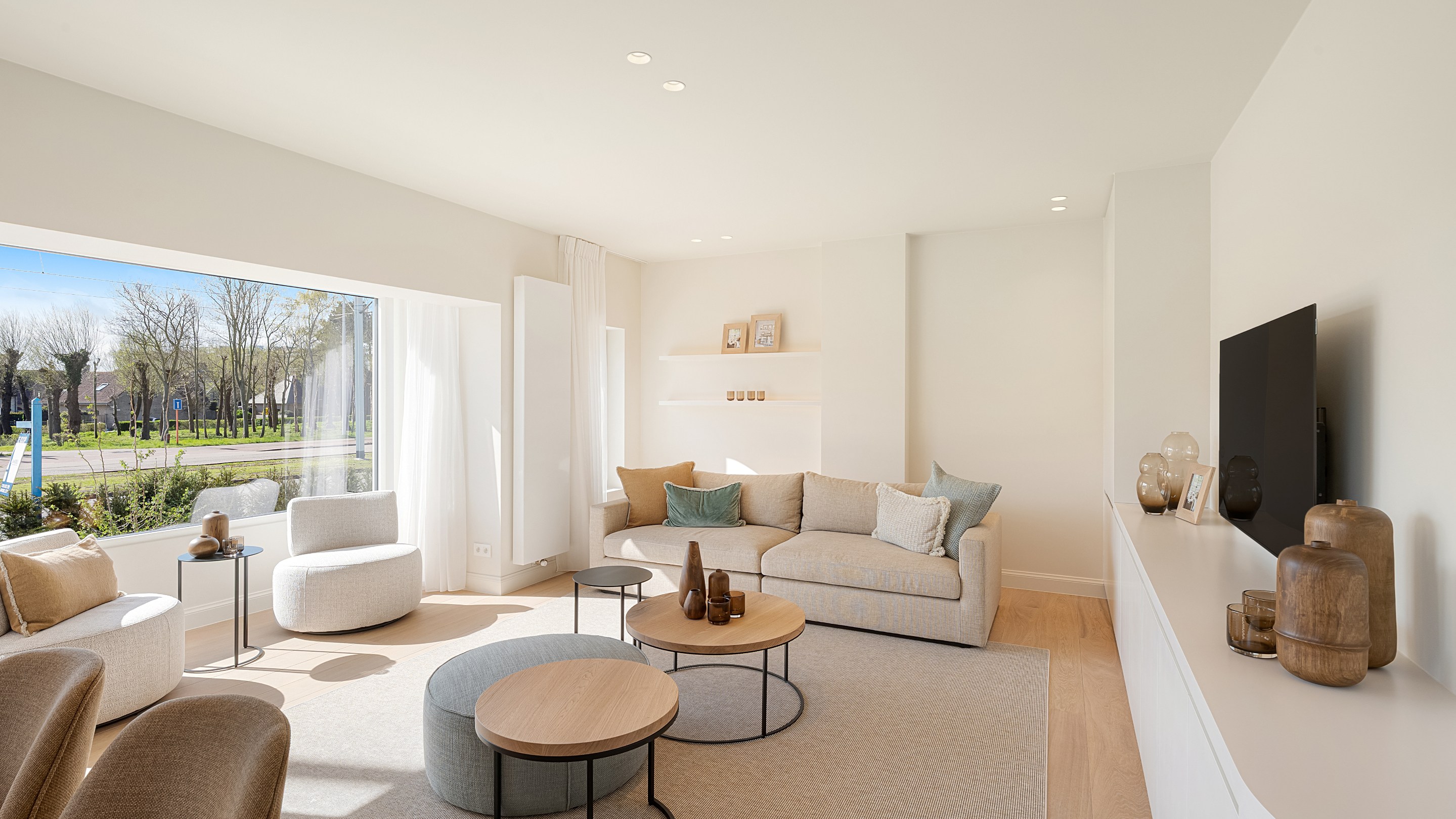 Op een uitmuntende locatie in Duinbergen, op wandelafstand van het strand en de duinen, bevindt zich deze prachtig en hoogwaardig gerenoveerde koppelvilla. 