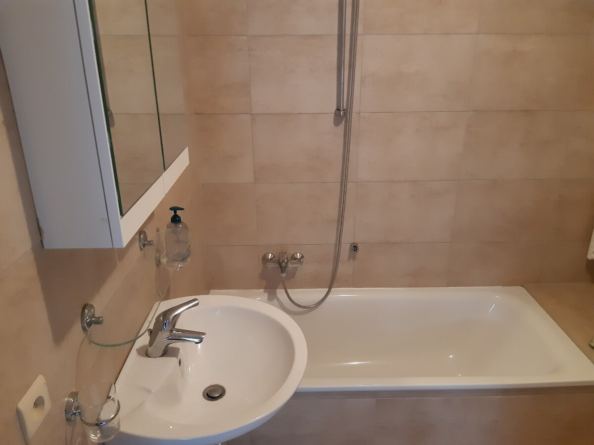 Eigentijds appartement met  autostaanplaats. Geen vaste kosten. 