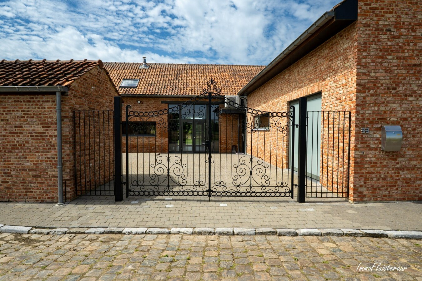 Unieke, gerenoveerde hoevewoning met paardenfaciliteiten, bijgebouwen, uitzonderlijk potentieel en zeer bereikbare ligging 