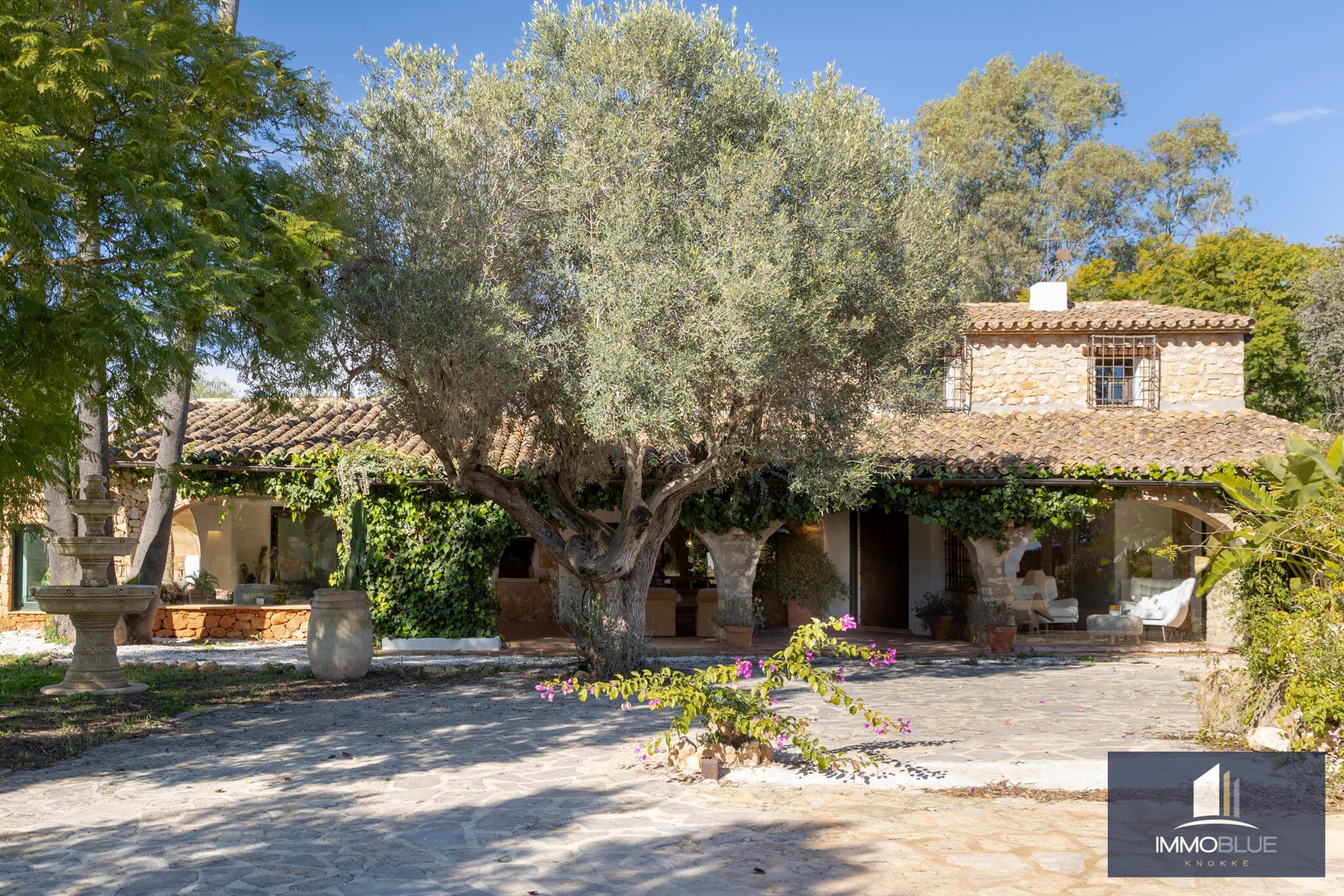 Dit uitzonderlijke landgoed, gelegen op een royaal perceel van 18.500 m² . 