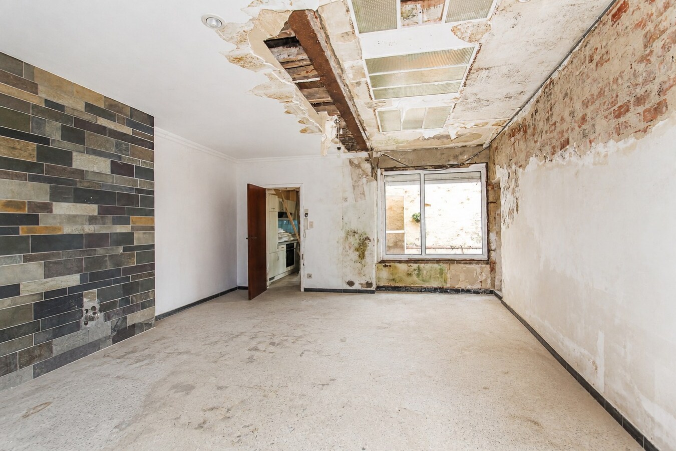 Volledig te renoveren woning met 3 slaapkamers op een toplocatie in het centrum van Sint-Niklaas! 