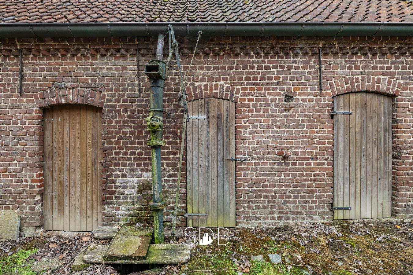 Authentieke hoeve met achterliggend groen op 5.192m² 