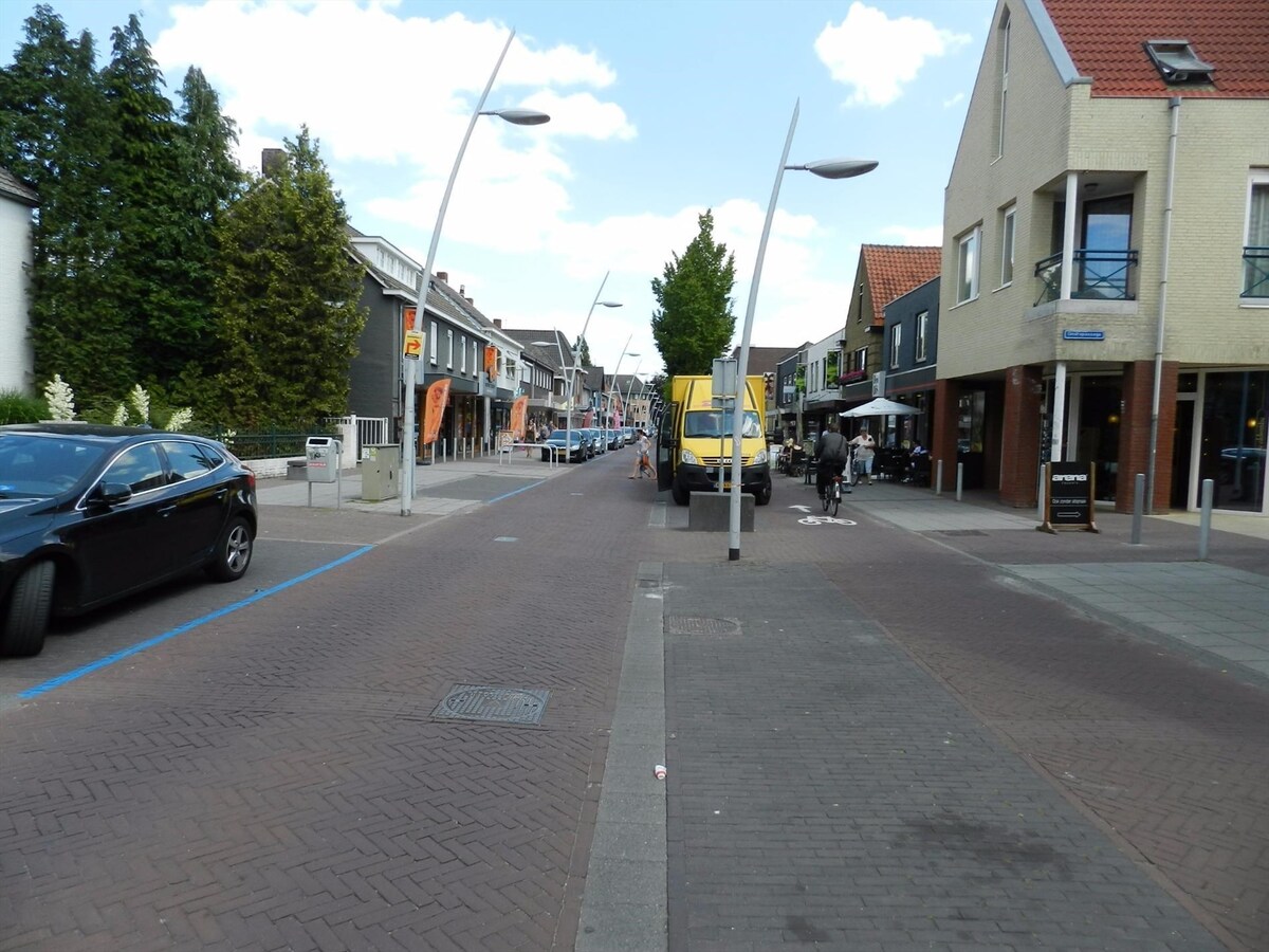 Zeer fraai winkelpand te koop in het prestigieuze Marktstaete complex in het centrum van Bladel (NB). 