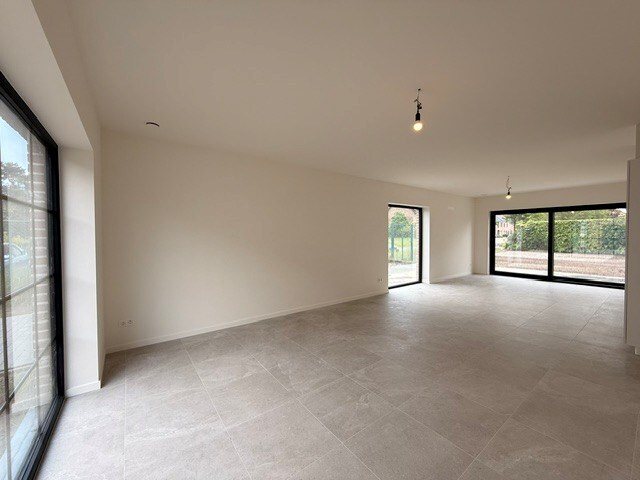 Halfopen nieuwbouwwoning met 4 slaapkamers gelegen te Opitter. 