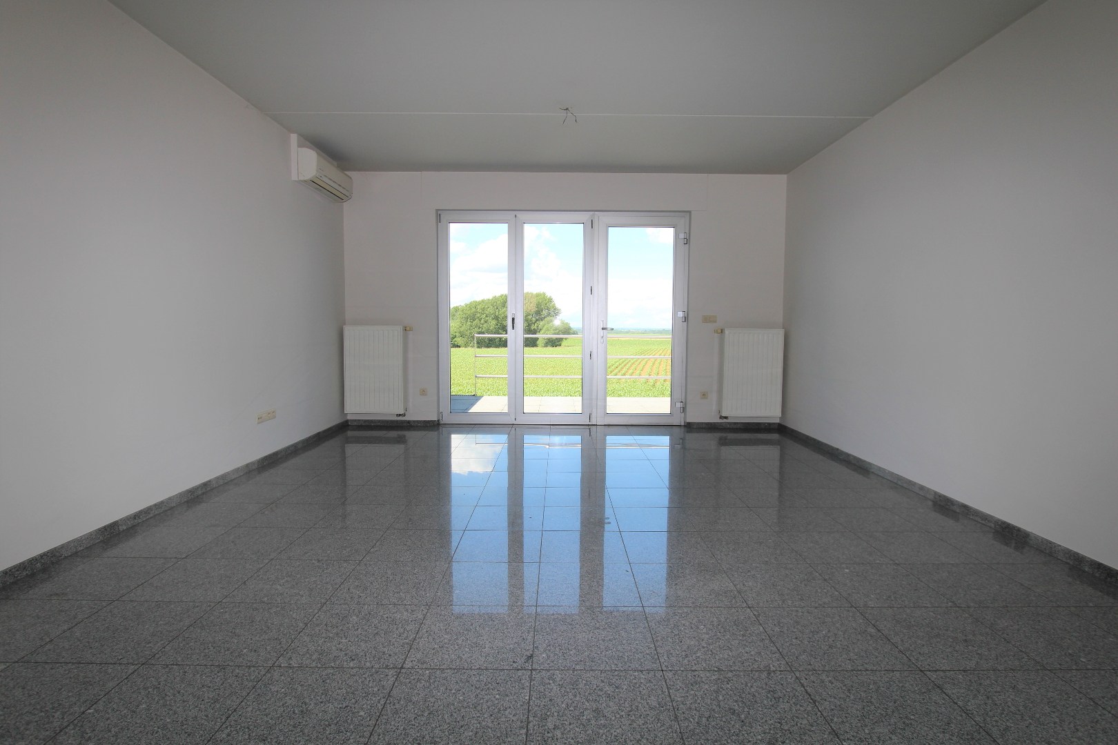 MODERNE LOFTWONING MET TERRAS EN 2 AUTOSTAANPLAATSEN 