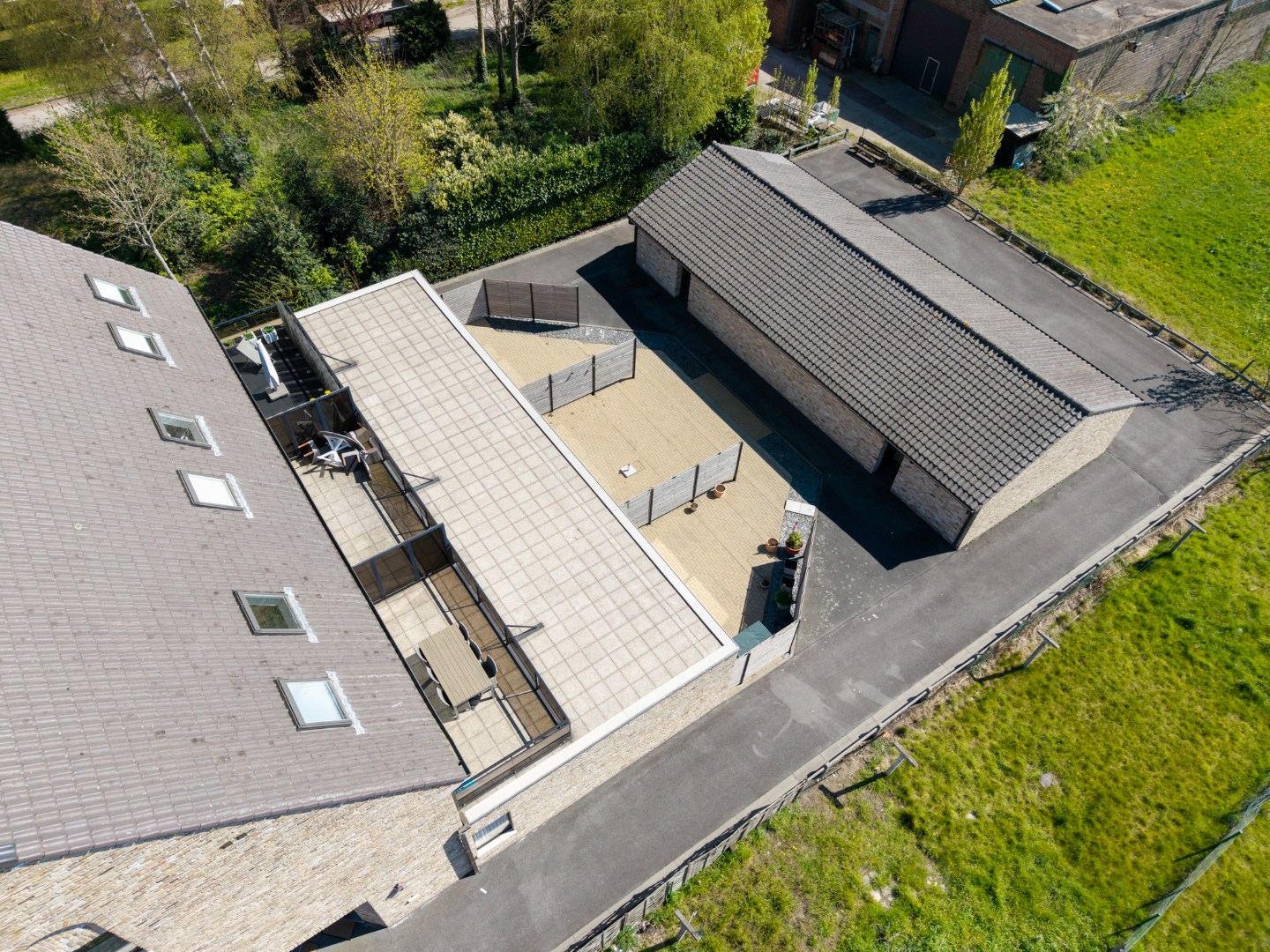 Stijlvolle opbrengsteigendom bestaande uit 6 appartementen en 6 garages! 