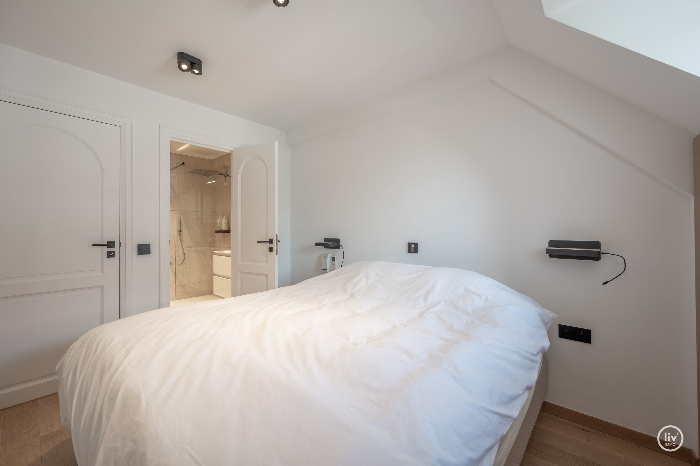 Uniek HOEK duplexappartement/penthouse met panoramisch uitzicht over de Dumortierlaan te Knokke. 